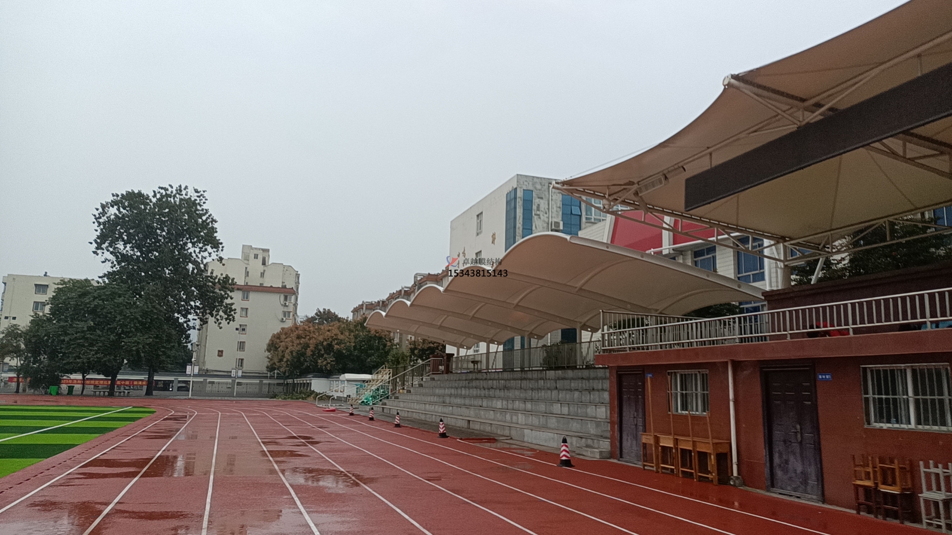 學(xué)校田徑場<font color='red'>膜結(jié)構(gòu)看臺(tái)</font>遮陽棚如何選擇材料？不同材料對(duì)其性能有何影響？