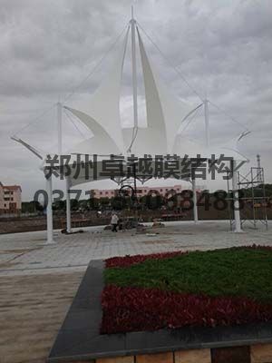高爾夫膜結構